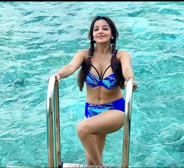 મોનાલિસાનો આ ફોટો તેના માલદીવ વેકેશનનો છે, જેમાં તે બ્લૂ બિકીનીમાં હોટ લાગી રહી છે. (All Photos-Intagram)