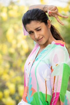 Priya pics: பால்கனியில் மாஸாக போஸ் கொடுத்த பிரியா...!