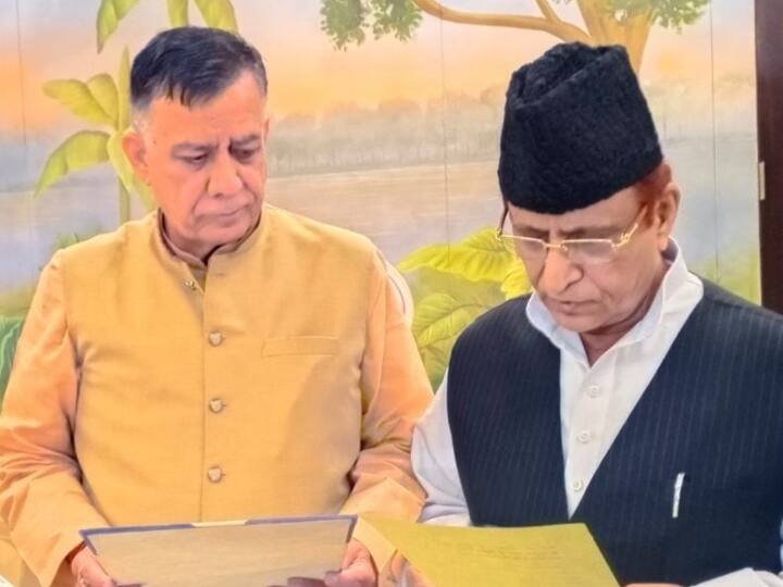Samajwadi Party leaders Azam Khan and Abdullah Azam Khan take oath as MLAs in the Uttar Pradesh Assembly ann Azam Khan News: सपा नेता आजम खान ने ली विधायक पद की शपथ, विधानसभा सत्र में होंगे शामिल