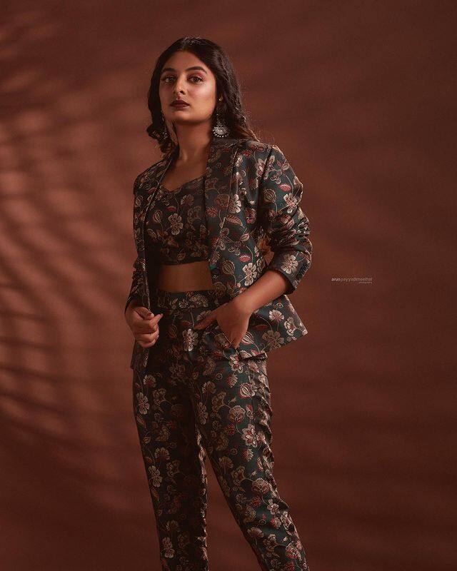 హాట్ ఫొటోషూట్లలో పాల్గొంటూ వాటిని సోషల్ మీడియాలో షేర్ చేస్తుంది.(Photo Courtesy: Esther Anil Instagram)