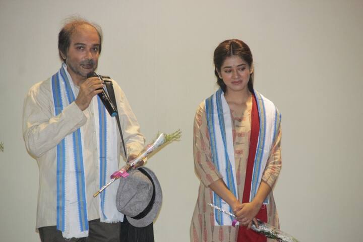 প্রচারের অভিনব পন্থা, ট্রেলার রিলিজের দিন একেবারে রাস্তায় নেমে, কেনাকাটা সারছিলেন প্রসেনজিৎ চট্টোপাধ্যায় ও দিতিপ্রিয়া রায়। তারপরেই সোজা প্রেক্ষাগৃহে।