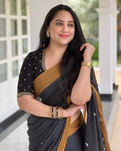 Actress MiaGeorge : காரிருள் வண்ண சேலையில் மலர்ந்த மலராய் மியா ஜார்ஜ்... சூப்பரோ சூப்பர் புகைப்படங்கள்!