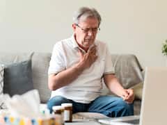 Heart Attack Symptoms : हार्ट अटैक से पहले दिखते हैं ये लक्षण, समय पर पहचानकर कर सकते हैं बचाव