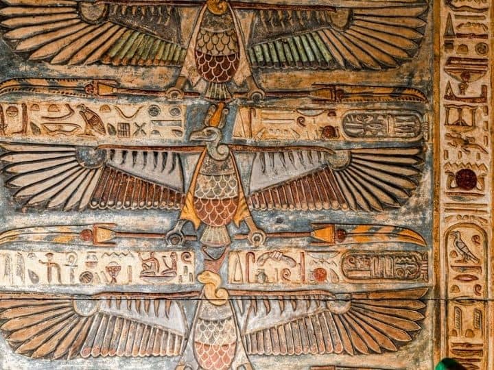 تم اكتشاف لوحات سقف نابضة بالحياة تصور الآلهة المصرية في معبد كينوم في أسانا