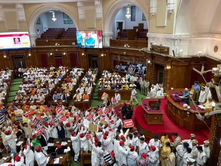 यूपी विधानसभा (UP Assembly) में सोमवार को बजट सत्र (Budget Session) की शुरुआत हो गई. विधानसभा में राज्यपाल आनंदी बेन पटेल (Anandiben Patel) के अभिभाषण के साथ ही सपा विधायकों ने जबर्दस्त हंगामा देखने को मिला.