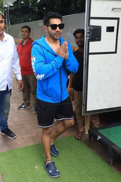 Photos: जुग जुग जियो के सेट पर स्पॉट हुए Varun Dhawan, नए सॉन्ग के शूट के लिए पहुंचे एक्टर