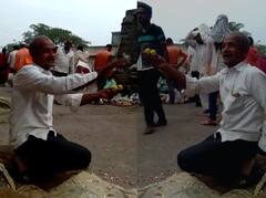 Farmer viral Video : 'लिंबू 10 रुपयाला दोन, घेतंय का कोण? का लावू शरद पवारांना फोन, शेतकऱ्याचा व्हीडिओ व्हायरल