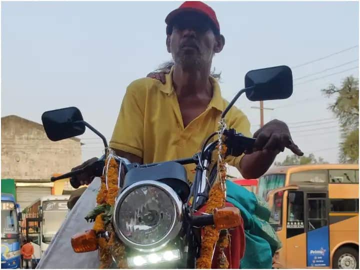 Madhya Pradesh news Beggar husband buys moped worth of Rs. 90 thousand for wife in Chhindwara पत्नीला होणारा त्रास भिकारी पतीला पाहावला नाही, भीक मागून मिळालेल्या पैशातून 90 हजारांची मोपेड खरेदी केली