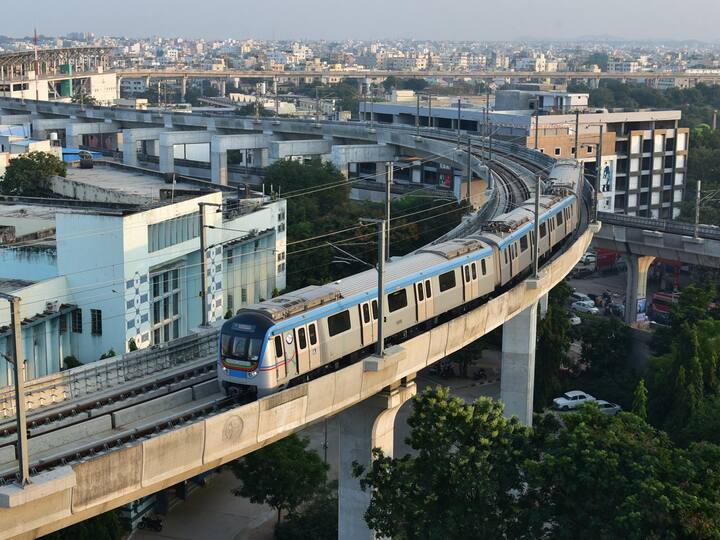 Hyderabad Metro rail stops at moosarambagh metro station due to shortage in power supply Hyderabad Metro: హైదరాబాద్ మెట్రోలో సాంకేతిక లోపం, ఆగిపోయిన రైళ్లు