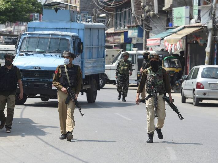 Jammu Kashmir: श्रीनगर में आतंकियों ने पुलिसकर्मी की गोली मारकर हत्या की, बेटी भी जख्मी
