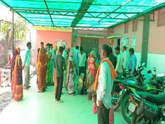 Hardoi Accident News: हरदोई में भीषण सड़क हादसा, पेड़ से टकराई बेकाबू कार, पिता-पुत्र की मौत, मां-बेटी घायल