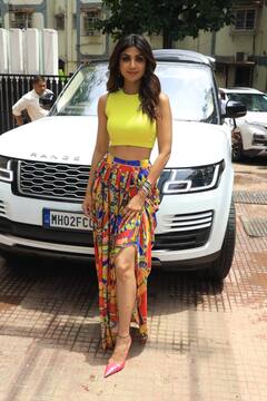 Shilpa Shetty Photos: शिल्पा शेट्टी का थाई हाई स्लिट ड्रेस में दिखा ग्लैमरस लुक, फोटोज में देखिए कातिलाना पोज