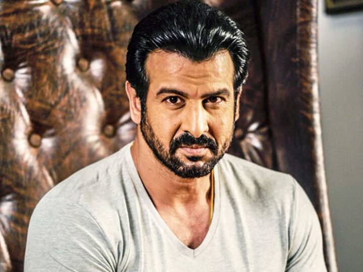 रिपोर्ट के अनुसार बॉलीवुड और टीवी एक्टर रोनित रॉय एक एपिसोड के लिए 1 से 1.25 लाख रुपये चार्ज करते हैं.