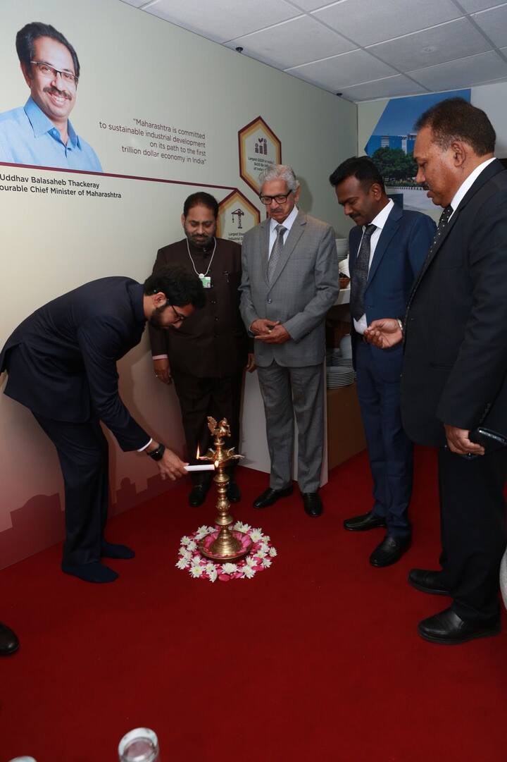 वर्ल्ड इकॉनॉमिक फोरमच्या दावोस परिषदेमध्ये महाराष्ट्र सरकारकडून पॅव्हेलियनचे उद्घाटन करण्यात आलं आहे.