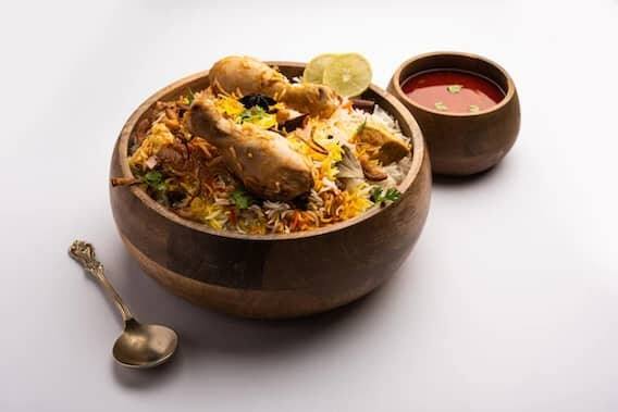 રાત્રે મસાલેદાર ખોરાક ન ખાવો. વધુ પડતો મસાલેદાર ખોરાક ખાવાથી પેટની સમસ્યા થઈ શકે છે. (ફોટો - ફ્રીપીક)