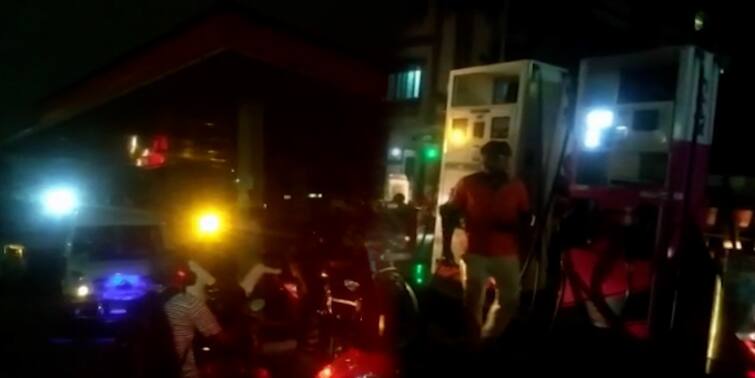 Howrah Kolkata see petrol pump being dark for one hour as owners stand against reduced excise duty Howrah News: শুল্কহ্রাসের বিরুদ্ধে বেনজির প্রতিবাদ, এক ঘণ্টা অন্ধকারে ডুবল রাজ্যের সমস্ত পেট্রোল পাম্প