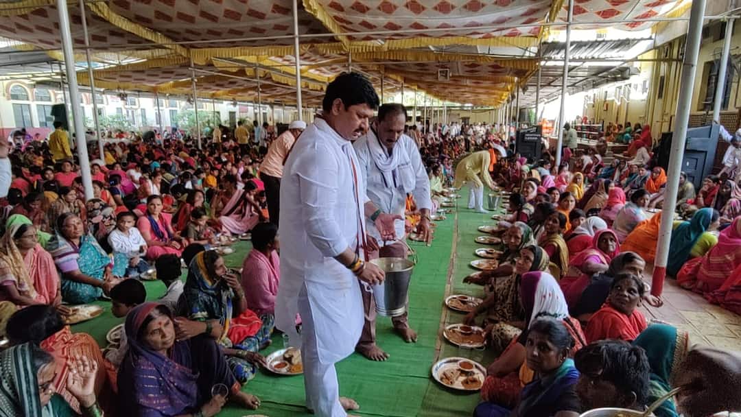 Beed news Dhananjay Munde in the role of server, convention of homeless in Parli, Beed News : धनंजय मुंडे वाढप्याच्या भूमिकेत, परळीत निराधारांचा महामेळावा!