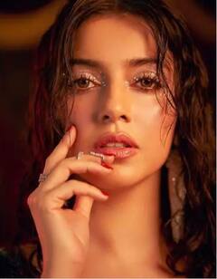 Divya Kumar Khosla: ਗੋਲਡਨ ਡਰੈੱਸ 'ਚ ਦਿਵਿਆ ਕੁਮਾਰ ਖੋਸਲਾ ਦਾ ਇਹ ਲੁੱਕ ਵਧਾ ਦੇਵੇਗਾ ਤੁਹਾਡੀਆਂ ਧੜਕਣਾਂ, ਦੇਖੋ ਤਸਵੀਰਾਂ