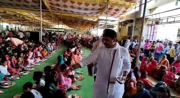 परळीच्या मातीशी आणि इथल्या लोकांशी माझी नाळ जोडलेली आहे, असे मुंडे आपल्या भाषणात नेहमीच सांगत असतात.