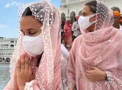 In Pics: बॉलीवुड की मशहूर अभिनेत्री अचानक पहुंची गोल्डन टेंपल, तस्वीरें आईं सामने