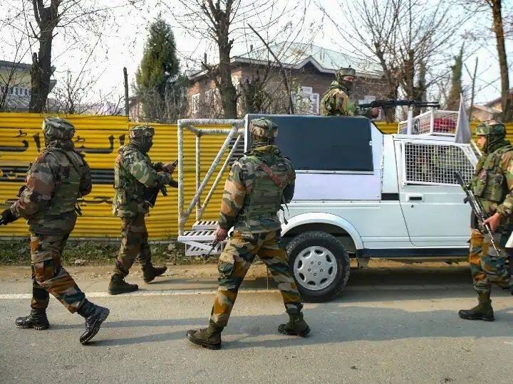 jammu kashmir terrorist attack in soura and kulgam one policeman killed  Jammu Kashmir : जम्मू-काश्मीरमध्ये तीन तासांत दुसरा हल्ला, एक पोलीस शहीद, तीन जखमी