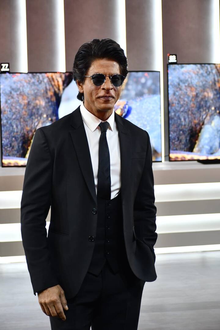 इस इवेंट में किंग खान का वही चार्म दर्शकों को दीवाना बनाए जा रहा था. और ये तस्वीरें इस बात का सबूत हैं की शाहरुख कितने भी वक्त बाद वापस लौटे वो किंग खान ही रहेंगे.