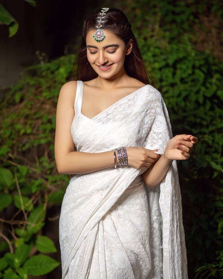 అశోక వనంలో అర్జున కళ్యాణం హీరోయిన్ రుక్సర్ థిల్లాన్ చీరకట్టులో ఆకట్టుకుంటోంది. -Image Credit:Rukshar Dhillon/Instagram