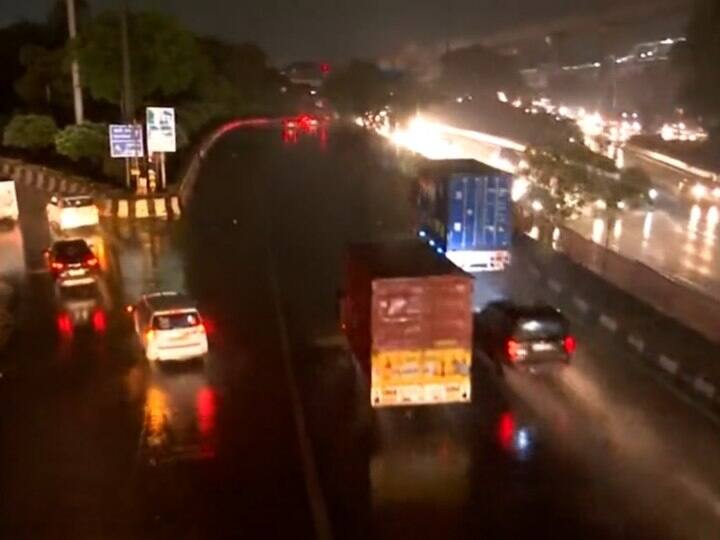 thunderstorm and heavy rain in Delhi says India Meteorological Department Delhi Rain: दिल्ली में तेज आंधी के साथ बारिश, उड़ानों में हुई देरी