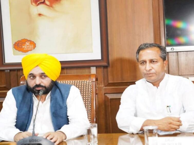 ACB officials have arrested  corrupt Punjab health minister on charges of corruption. Punjab CM Bhagwant Mann :  కాంట్రాక్టుల్లో లంచాలు తీసుకున్న ఆరోగ్యమంత్రి -  పదవి తీసేసి అరెస్ట్ చేయించిన పంజాబ్ సీఎం