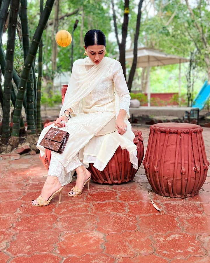 सादगी भरे अंदाज में पवित्रा का लुक बेहद खूबसूरत नजर आया. किसी ने उन्हें परी बुलाया तो किसी ने क्वीन...