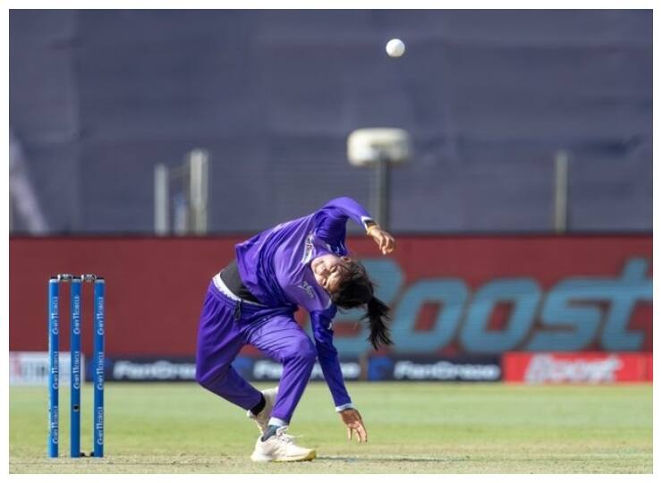 Debut for 23 year old leg spinner from Maharashtra, Maya Sonawane, check out her bowling action Video: वुमन टी20 चैलेंजर्स में महाराष्ट्र की 23 साल की गेंदबाज का एक्शन देख घूमा फैंस का सिर, याद आए पॉल एडम्स