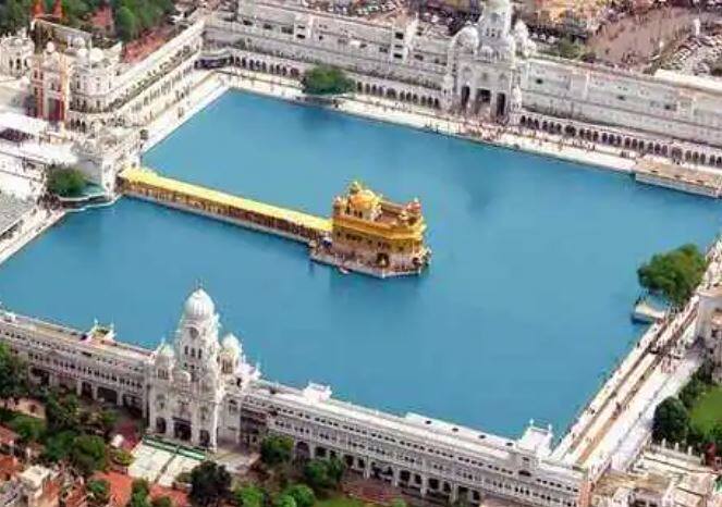 ਇਸ ਵਿਸ਼ਾਲ ਗੁਰਦੁਆਰੇ ਦੀ ਨੀਂਹ ਸ੍ਰੀ ਗੁਰੂ ਰਾਮਦਾਸ ਜੀ ਨੇ 1577 ਈ: ਵਿੱਚ ਰੱਖੀ ਸੀ ਜਿਸ ਤੋਂ ਬਾਅਦ ਸਿੱਖਾਂ ਦੇ ਪੰਜਵੇਂ ਗੁਰੂ ਅਰਜਨ ਦੇਵ ਜੀ ਨੇ 15 ਦਸੰਬਰ 1588 ਨੂੰ ਇਸ ਦੀ ਉਸਾਰੀ ਦਾ ਕੰਮ ਸ਼ੁਰੂ ਕੀਤਾ ਤੇ ਪਹਿਲੀ ਵਾਰ 16 ਅਗਸਤ 1604 ਨੂੰ ਸ੍ਰੀ ਹਰਿਮੰਦਰ ਸਾਹਿਬ ਵਿਖੇ ਸ੍ਰੀ ਗੁਰੂ ਗ੍ਰੰਥ ਸਾਹਿਬ ਜੀ ਦੀ ਸਥਾਪਨਾ ਹੋਈ।