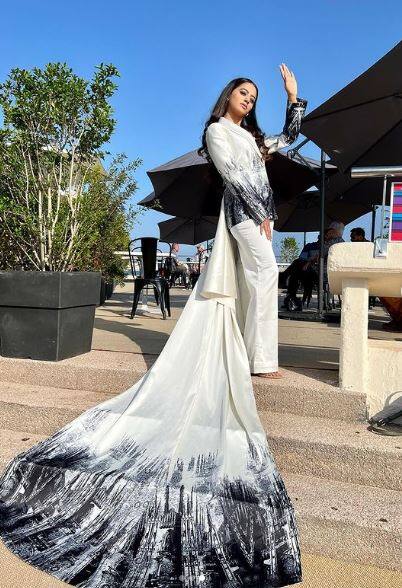 Cannes 2022: व्हाइट और ब्लैक पैंटसूट में हेली शाह लगी बेहद क्लासी, शेयर की कान्स से ये लेटेस्ट तस्वीरें