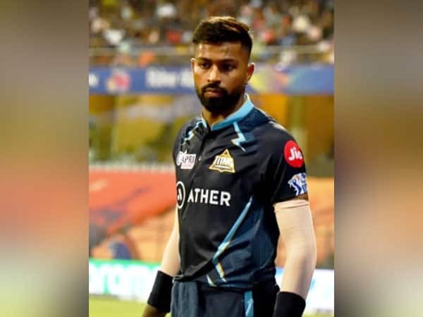 গুজরাতকে আইপিএলের প্লে অফে তোলাই শুধু নয়, লিগ টেবিলেও শীর্ষে ছিল এই নতুন দলটি। হার্দিক অধিনায়ক হিসেবে ভীষণ সফল। বল হাতে ঝুলিতে ৪ উইকেট নিয়েছেন।