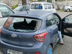 Nainital News: नैनीताल में स्कूल के मैदान को प्रशासन ने बनाया पार्किंग, गाड़ियों के शीशे टूटने पर मच गया हंगामा