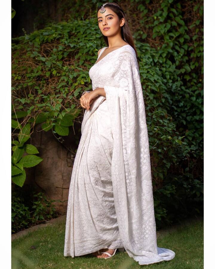 లండన్లో పుట్టి పెరిగిన ఈ అమ్మాయి తెలుగులో హీరోయిన్ గా అడుగుపెట్టింది. -Image Credit:Rukshar Dhillon/Instagram