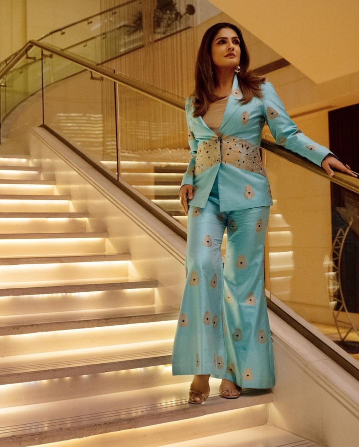 रवीना टंडनचे हे फोटो पाहून ती 50 वर्षांची आहे असे वाटत नाही. तिचेआकर्षक व्यक्तिमत्त्व आजही तरुण वयातील चाहत्यांना तिच्याकडे पाहण्यास भाग पाडते.(Instagram/officialraveenatandon)