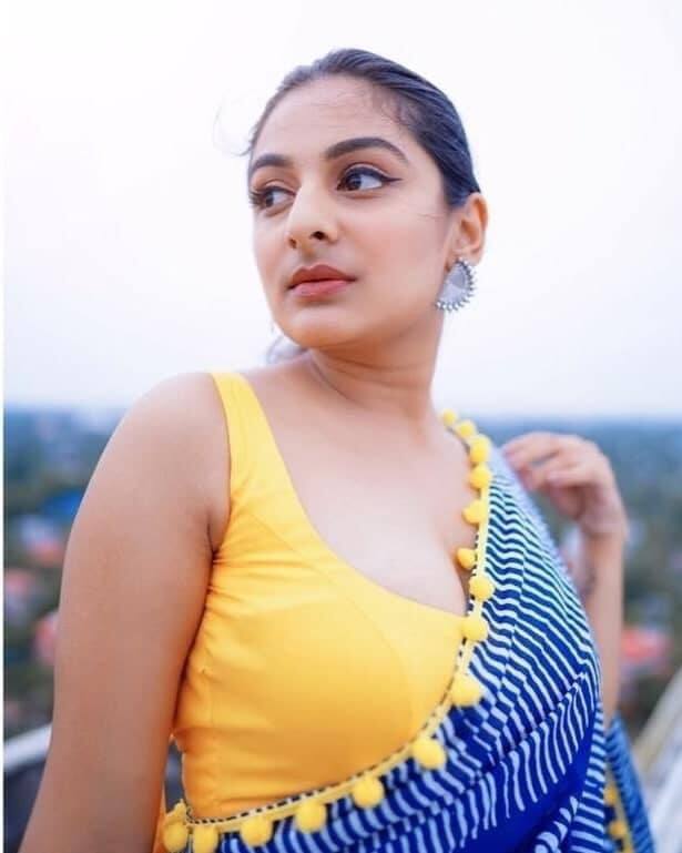 பூவே பூவே நீ போதை கொள்ளும் பாடம் மனம் காற்றைப்போல ஓடும் உன்னை காதல் கண்கள் தேடும்