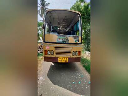 Arani near, intoxicated Man Attack government bus அரசு பேருந்தை வழிமறித்து ரகளை செய்த குடிமகன்... தாக்குதல் நடத்தியதில் ஓட்டுநர் உள்ளிட்டோர் காயம்!