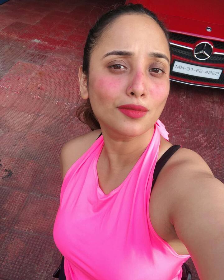हाल ही में शेयर की गई तस्वीरों में रानी आधा अधूरा मेकअप लगाए गुलाबी निखार पाने की कोशिश में जुटी नजर आईं.