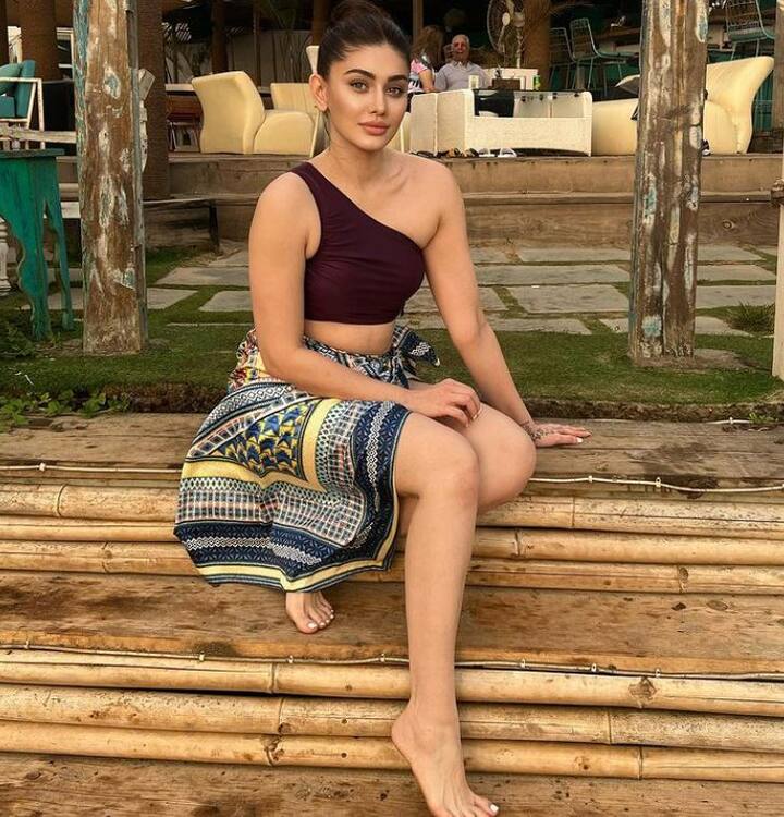 અભિનેત્રીએ ઇન્સ્ટાગ્રામ પર તેના કેટલીક તસવીરો શેર કરી છે, જેમાં તે બ્લેક બિકિનીમાં જોવા મળી રહી છે.