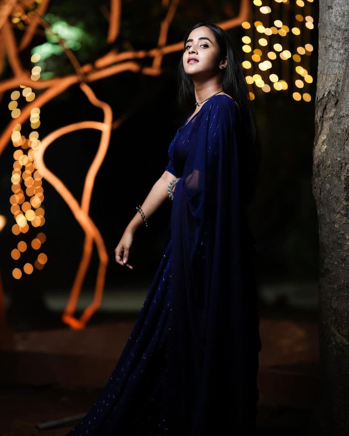 ఇప్పుడు సోషల్ మీడియాలో అత్యధిక ఫాలోవర్స్ ఉన్న తెలుగు వారిలో దీప్తి కూడా ఒకరు. -Image Credit:Deepthi Sunaina/Instagram