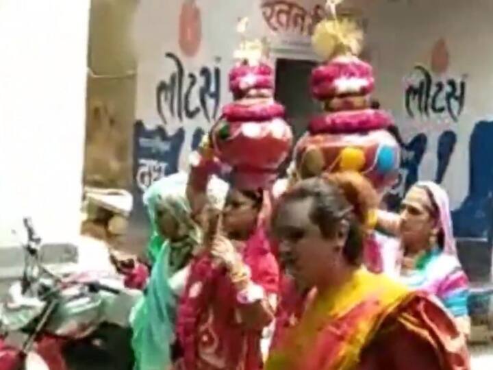 इस सम्मेलन की शुरूआत किन्नरों की ओर से शोभायात्रा निकालकर की गई. इस तरह की शहर में पहली बार निकली किन्नरों की यात्रा को देखने के लिए भीड़ उमड़ पड़ी.