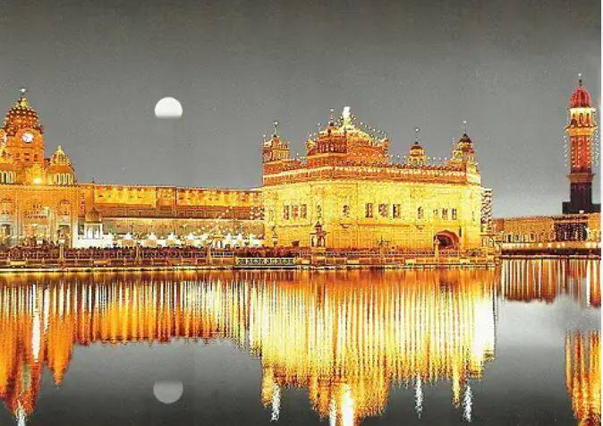 ਇਸ ਗੁਰਦੁਆਰੇ ਵਿੱਚ ਇੱਕ ਵੱਡਾ ਸਰੋਵਰ ਵੀ ਬਣਿਆ ਹੋਇਆ ਹੈ ਜਿਸ ਨੂੰ ਅੰਮ੍ਰਿਤ ਸਰੋਵਰ ਕਿਹਾ ਜਾਂਦਾ ਹੈ। ਸ਼ਰਧਾਲੂ ਸ੍ਰੀ ਦਰਬਾਰ ਸਾਹਿਬ ਵਿਖੇ ਜਾਣ ਪਹਿਲਾਂ ਇਸ ਸਰੋਵਰ ਵਿੱਚ ਇਸ਼ਨਾਨ ਕਰਦੇ ਹਨ। ਮੰਨਿਆ ਜਾਂਦਾ ਹੈ ਕਿ ਇਸ ਅੰਮ੍ਰਿਤ ਸਰੋਵਰ ਵਿੱਚ ਇਸ਼ਨਾਨ ਕਰਨ ਨਾਲ ਸਾਰੀਆਂ ਬਿਮਾਰੀਆਂ ਠੀਕ ਹੋ ਜਾਂਦੀਆਂ ਹਨ।ਤੁਹਾਨੂੰ ਇਹ ਜਾਣ ਕੇ ਹੈਰਾਨੀ ਹੋਵੇਗੀ ਕਿ ਇਸ ਗੁਰਦੁਆਰਾ ਸਾਹਿਬ 'ਚ ਦੁਨੀਆ ਦਾ ਸਭ ਤੋਂ ਵੱਡਾ ਲੰਗਰ ਬਣਦਾ ਹੈ। ਹਰ ਰੋਜ਼ ਲੱਖਾਂ ਲੋਕ ਸ੍ਰੀ ਗੁਰੂ ਰਾਮਦਾਸ ਲੰਗਰ ਹਾਲ ਵਿੱਚ ਲੰਗਰ ਛਕਦੇ ਹਨ। ਇਸ ਦੇ ਨਾਲ ਹੀ ਲੰਗਰ ਲਈ ਰੋਟੀਆਂ ਆਧੁਨਿਕ ਮਸ਼ੀਨਾਂ ਨਾਲ ਤਿਆਰ ਕੀਤੀਆਂ ਜਾਂਦੀਆਂ ਹਨ। ਇਸੇ ਲਈ ਇਸ ਨੂੰ ਦੁਨੀਆ ਦੀ ਸਭ ਤੋਂ ਵੱਡੀ ਰਸੋਈ ਵੀ ਮੰਨਿਆ ਜਾਂਦਾ ਹੈ।