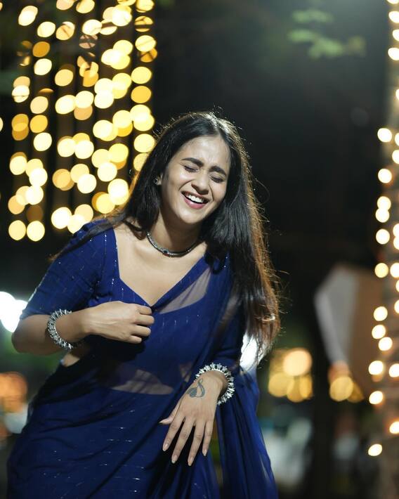 Deepthi Sunaina: నడిరాతిరిలో నీలి చందమామలా దీప్తి సునయన