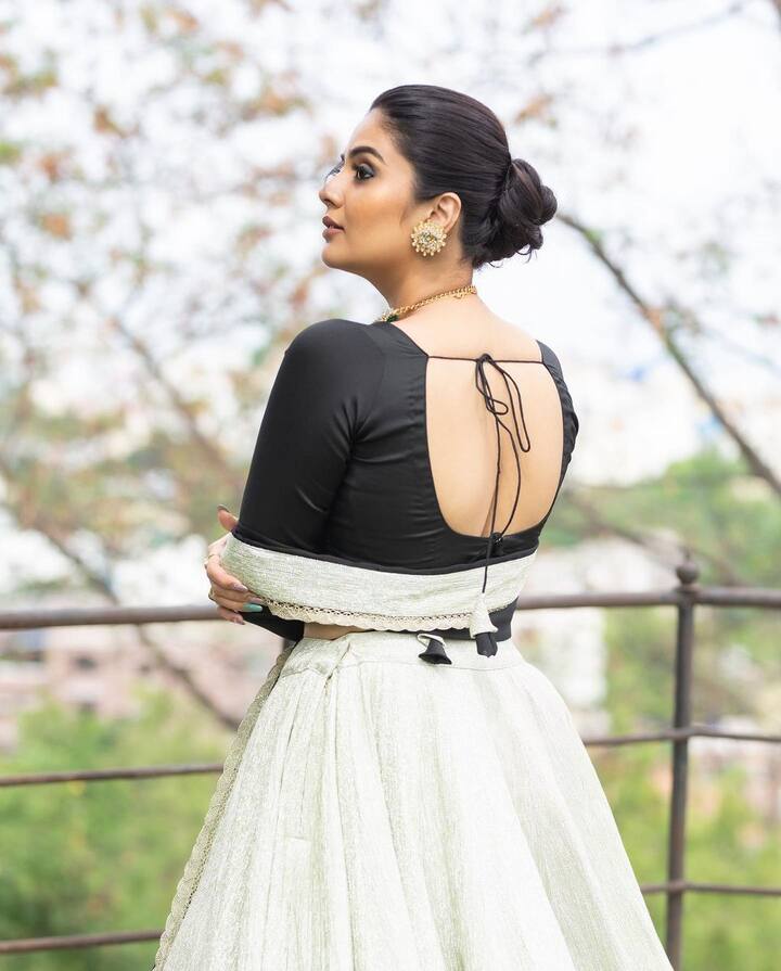 శ్రీముఖి కటౌట్ చూస్తే హీరోయిన్ స్థాయిలో ఉన్న కాలం కలిసి రాక యాంకర్ గా మారింది. -Image credit: SreeMukhi/Instagram