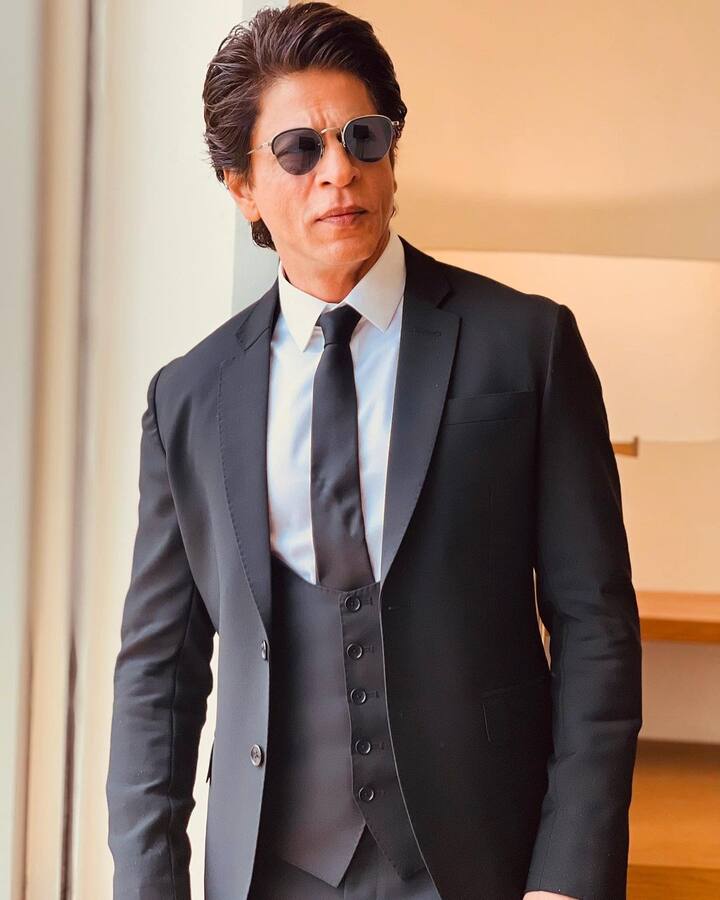 जैसे ही किंग खान इस इवेंट में एंट्री मारते हैं वैसे ही बैकग्राउंड में डॉन का गाना बजना शुरू हो जाता है.