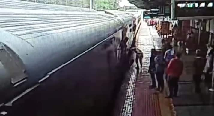 Wardha RPF trooper rescues passenger who caught a speeding train captures incident on CCTV Wardha : धावती रेल्वे पकडणाऱ्या प्रवाशाला आरपीएफ जवानाने वाचवलं, सीसीटीव्हीत घटना कैद