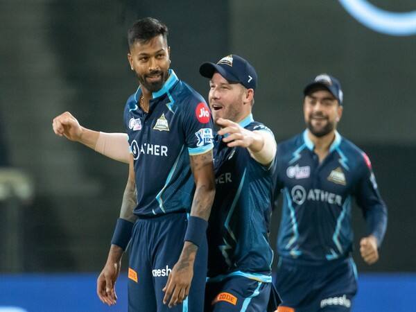 এই তালিকায় আরও একজন হার্দিক পাণ্ড্য। গুজরাত টাইটান্সের অধিনায়ক তিনি। এখনও পর্যন্ত ১৩ ম্য়াচে ৪১৩ রান করেছেন।