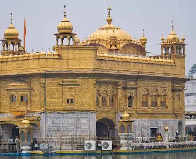 ਦੂਜੇ ਪਾਸੇ ਜੇਕਰ ਹਰਿਮੰਦਰ ਸਾਹਿਬ ਦੀ ਬਣਤਰ ਦੀ ਗੱਲ ਕਰੀਏ ਤਾਂ ਇਸ ਨੂੰ ਬਣਾਉਣ ਲਈ 500 ਕਿਲੋ ਤੋਂ ਵੱਧ ਸੋਨਾ ਵਰਤਿਆ ਗਿਆ ਹੈ। ਇਹ ਸਾਰਾ ਸੋਨਾ 24-ਕੈਰਟ ਦਾ ਬਣਿਆ ਹੈ, ਜੋ ਅੱਜ ਭਾਰਤੀ ਘਰਾਂ ਵਿੱਚ ਮੌਜੂਦ 22-ਕੈਰੇਟ ਸੋਨੇ ਨਾਲੋਂ ਜ਼ਿਆਦਾ ਸ਼ੁੱਧ ਹੈ।
